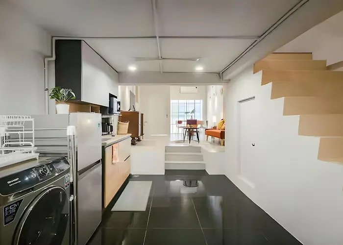 Industrial Loft Sukhumvit 3-bedroom Designer House - 2 Min To Bts Bang Chak アパート バンコク都